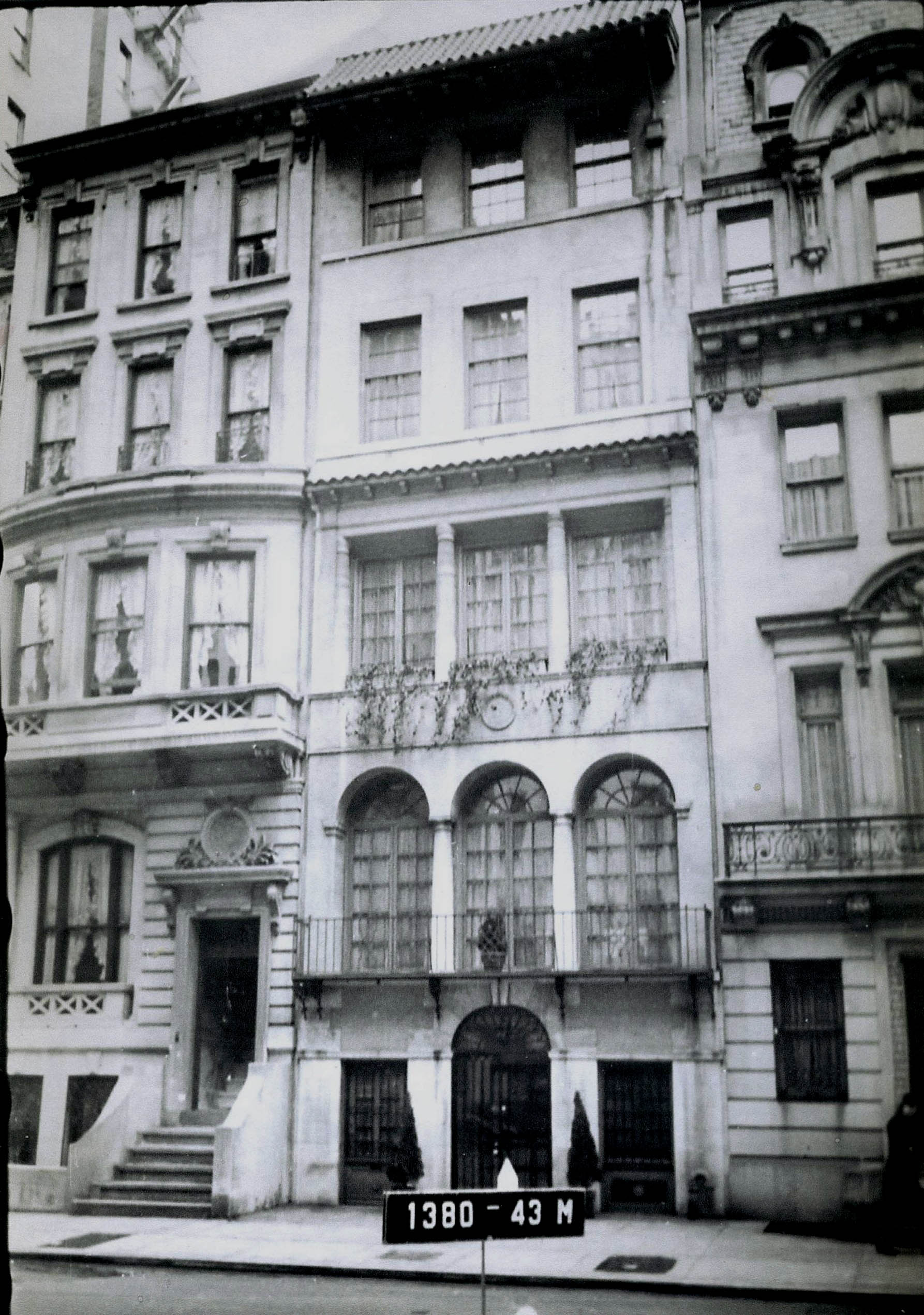 60_East_66_-_Facade.jpg